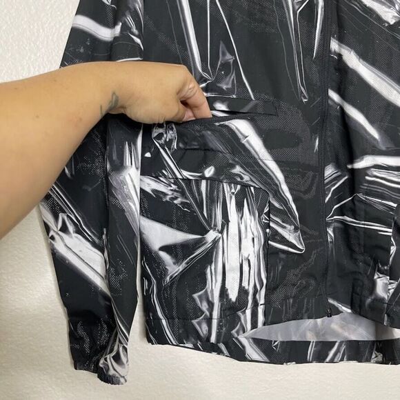 Nike SHIELD Jacket Medium Full-Zip Running Black Mesh Panel Hide Away Hooded - Picture 7 of 15